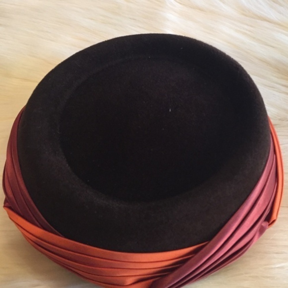 VINTAGE CHOCOLATE BROWN‎ HAT/ORIGINAL BROOCH Peach Satin Trim Knot - Picture 4 of 4
